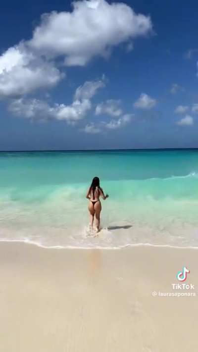 @laurasaponara