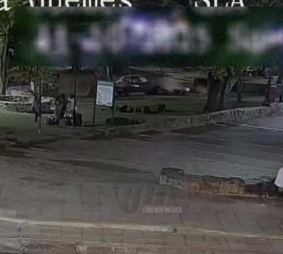 R12 sin conductor y fuera de control se llevó puesto un joven