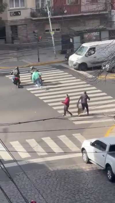 Barrio de Belgrano: 4 motochorros asaltan a un señor y le roban la mochila