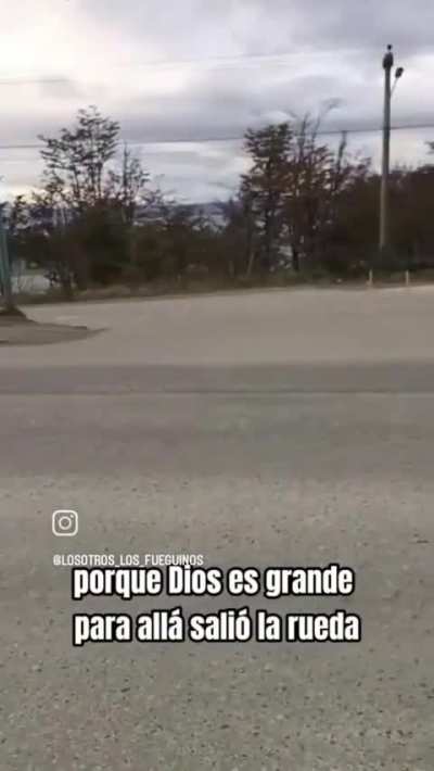 Se le salio la rueda a un colectivo en Ushuaia