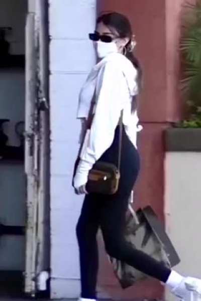 She looks incredible in leggings