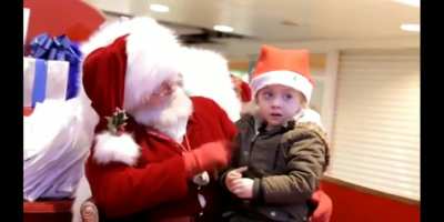 Mall santa uses sign language to communicate to a girl