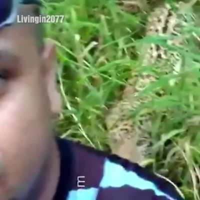 eu indo com a faca na mao por tras do camper