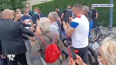Outro &acirc;ngulo do tapinha que Macron levou hoje de manh&atilde;