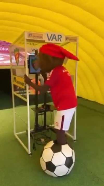 Internacional x Bragantino. Lance do p&ecirc;nalti &eacute; analisado pela arbitragem.