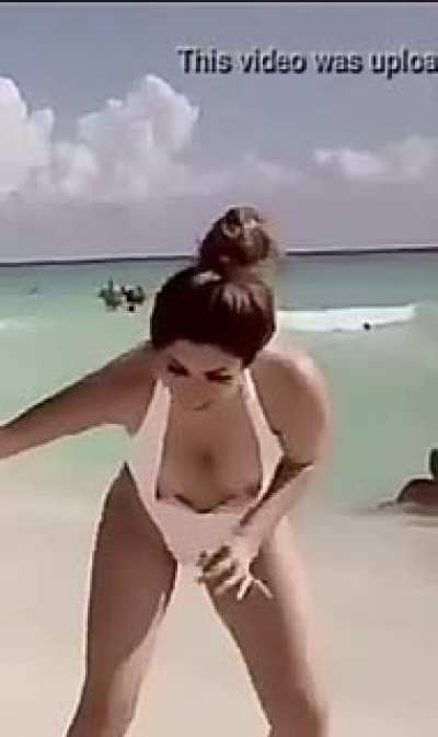 La Bebeshita enseñando los pezones