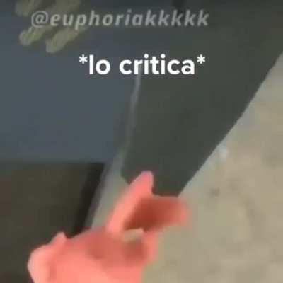 *lo critica*