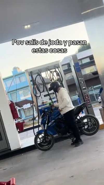 La calentura de una playera de YPF cuando un motociclista se quiso auto despachar el combustible