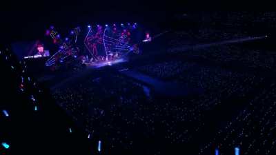 It's November 13 in Japan, so let's wish a Happy 50th Birthday to our Yagami, Takuya Kimura! To celebrate, here's Takuya performing his song "Crazy Party" at his solo concert earlier this year!