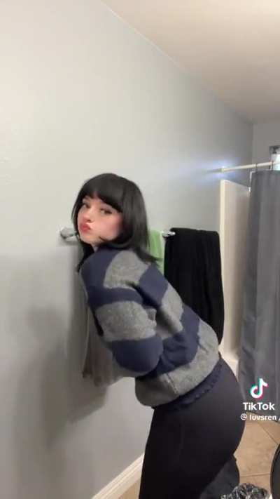 Thick goth girl