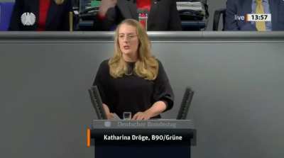 Katharina Dr&ouml;ge (die gRr&uuml;&uuml;&Uuml;nEn), wie Sie in einer 8 Minuten Rede dem fznfrz Merz einen verbalen Uppercut verpasst.