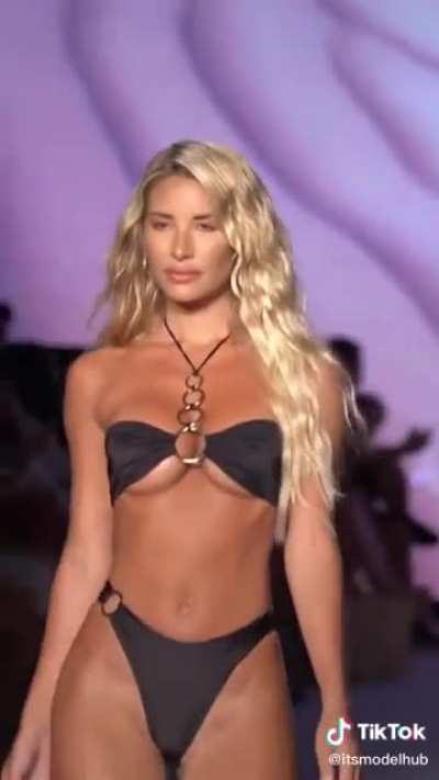 Bikini lines 🤤
