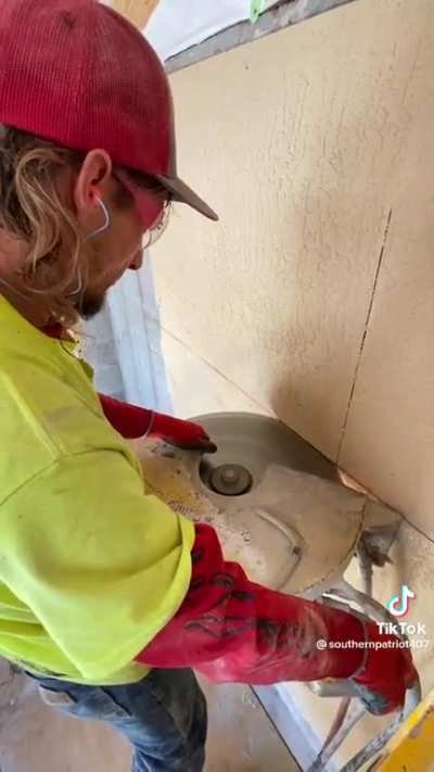 I checked other concrete saw videos, you don&rsquo;t need to hold it like that