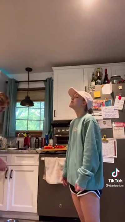 "People wanna know how we KISS." (6'6"/198cm boyfriend and 4'11"/150cm girlfriend)