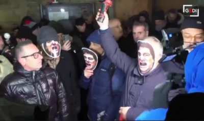 En Italia, activistas de derecha salen a protestar con máscaras de Milei