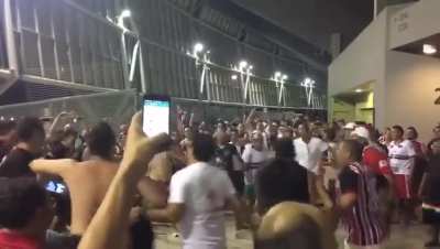Forte protesto da torcida do s&atilde;o Paulo ap&oacute;s elimina&ccedil;&atilde;o para o novo horizontino 