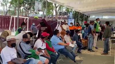 Vacunaci&oacute;n en CDMX - Esos no son viejitos
