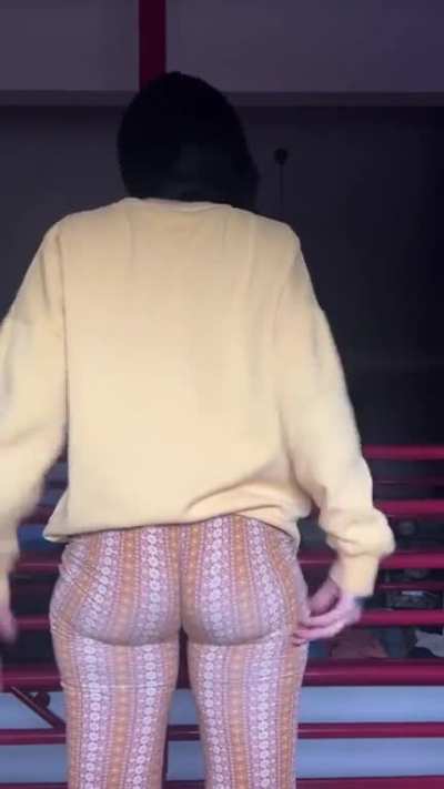 The way she stretch it out😍🍑