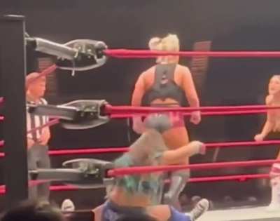 Toni Storm 🍑