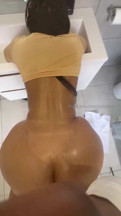 Big round and brown booty taking backs<wbr>hotz🍑<wbr>👏🏾