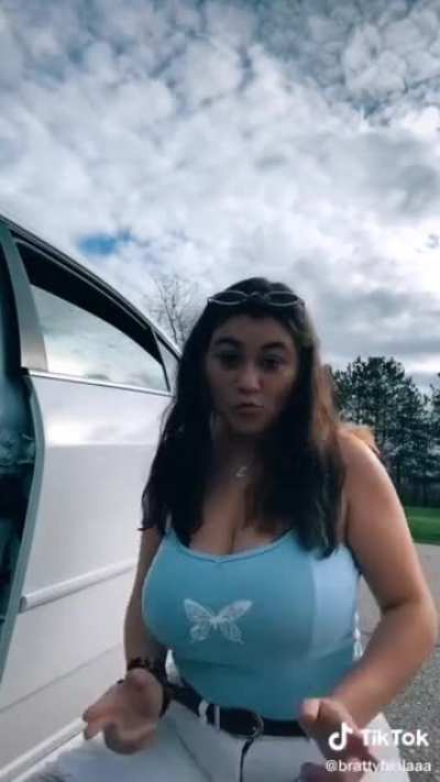 Bratt<wbr>ybell<wbr>a’s tits are too big to be hidden