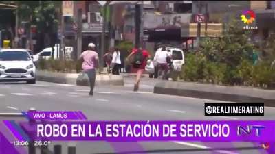 Robo piraña televisado en vivo en Lanús mientras cubrían el robo de la noche anterior donde ladrones atacaron a los clientes mientras cenaban en la vereda