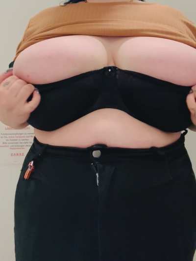 It‘s been far too long since I‘ve pulled out my massive N cup tits at work