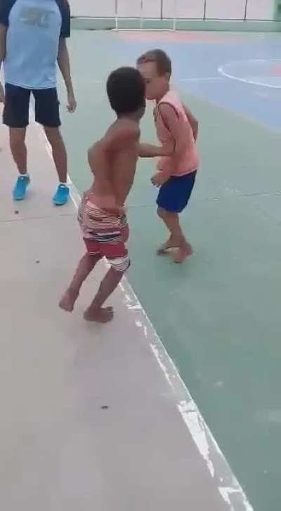 Rinha de crian&ccedil;a ao som de linkin park.mp4