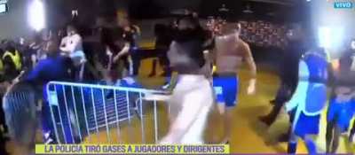 The start of the fight was between Boca's Staff and a security guard (N&deg;145). The guard insulted Boca's staff until they reacted, players and Mineiro's staff (including the president) joined after that.