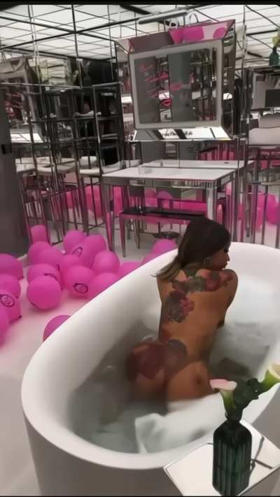 Cardi B Twerking