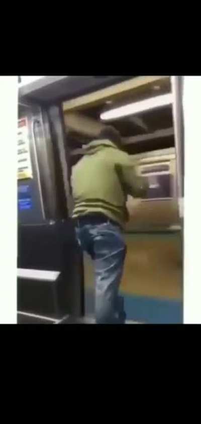 salak aq ! bende bunu yapmışdım az daha ebemin amını g&ouml;r&uuml;yodum