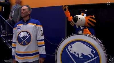 SABRES LEGEND RYAN MILLER GETS THE CROWD GOING ON THE DRUM 🔥🥁