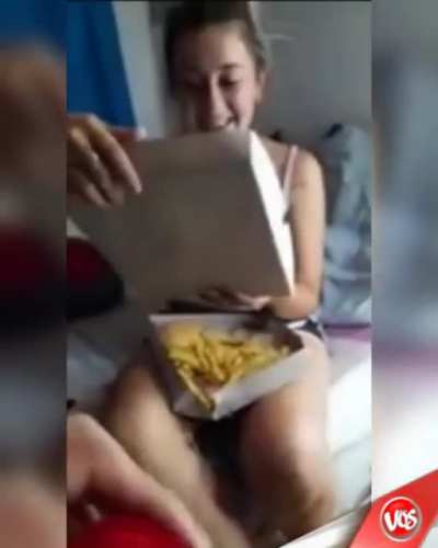 Luego de recuperarse de un disparo en la nuca, propuso casamiento con un caja de papas fritas...para vos cheta teñida que no te gusta el sanguche de mortadela