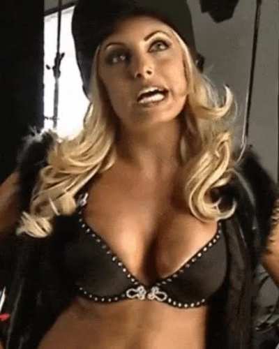 Trish Stratus&rsquo; Shiny Golden Body