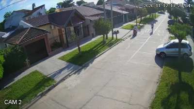 Chorearon a una piba en la puerta de mi casa. Ac&aacute; el video.
