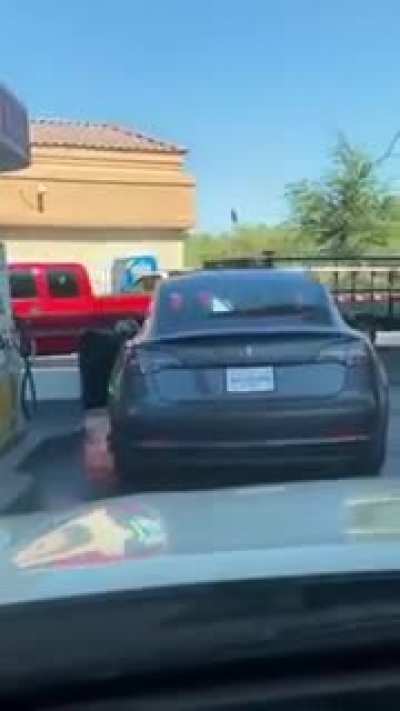 Quando voc&ecirc; descobre que carro el&eacute;trico n&atilde;o aceita gasolina