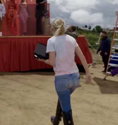 Taylor&rsquo;s big booty in jeans