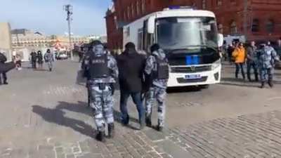 A detained Russian protester singing the state anthem of #Ukraine, during the anti-war protest in Moscow.