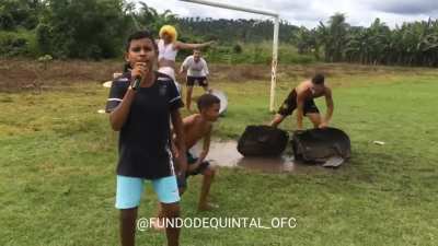 Sextou camaradas. Se forem à algum lugar, usem álcool em gel! E não se esqueçam, amanhã é dia de banho!
