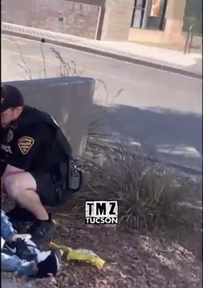 This lady tried to steal a car with children in it. 👀 She ended getting shot by the vehicle owner 🔫 McDonald&rsquo;s in Tucson, Arizona