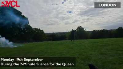 Disrupting the 2-minute silence from 11:55am at locations across Britain, members of the Young Communist League protested against the anti-democratic environment fostered in the wake of the death of Queen Elizabeth II 🚫👑⛓️