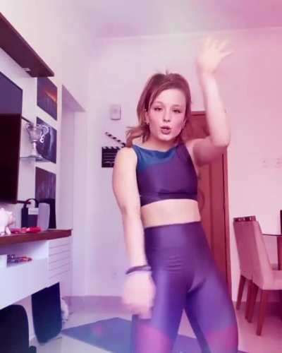Larissa Manoela "Dan&ccedil;ando"