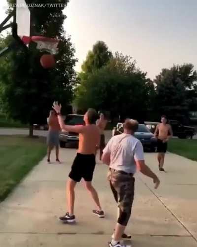 Dad ends son&rsquo;s basketball career in 17 seconds