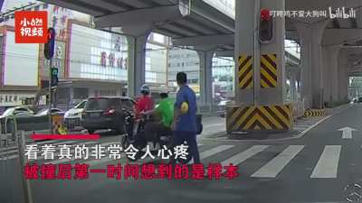 经典回顾被忘记的某三年：11月19日广州，一大白被车撞飞，仍然一瘸一拐地去捡核酸样本，这都是张核子的钱都是伟大清零宗的政绩啊✋😭🤚