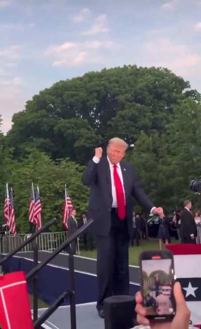Why does Donald Trump dance like he's wanking off 2 guys at the same time?