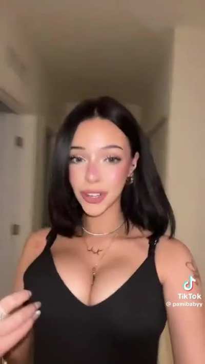 She's hot🥵🤤