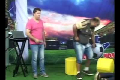 Os caras foram fazer um programa num est&uacute;dio sem ar condicionado, com um calor de 40 graus l&aacute; fora, o resultado n&atilde;o poderia ser diferente KKKKKKKKKKKKKKKK
