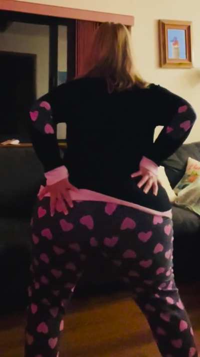 My first dancing in pj&rsquo;s fart 💨 Does this get you going? 👅 👃 😈 