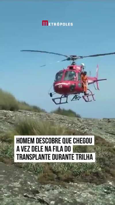 Brazilian man was hiking up a mountain when the hospital called his name on the waiting list to receive a kidney transplant. He wouldn't have enough time to get in there by road, so a helicopter was sent. Everything was paid by the brazilian public health