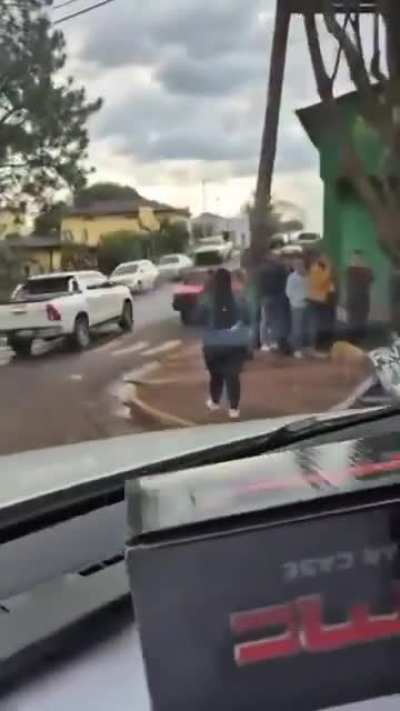 En 25 de Mayo, Misiones son 35.000 habitantes y esta es la fila interminable para la auditoría de las pensiones por ser inválidos.